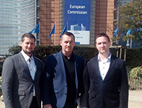 Pred sídlom Európskej komisie v Bruseli